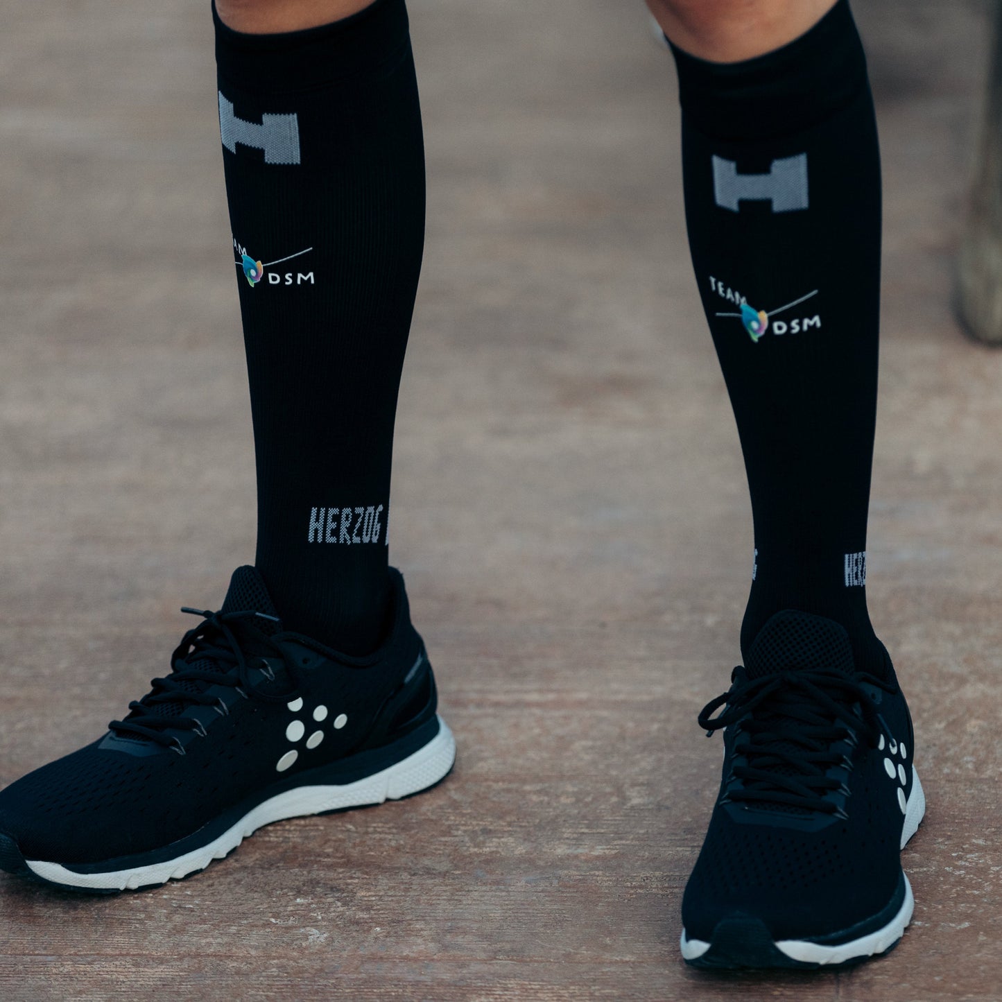sporter met compressiekousen aan close-up