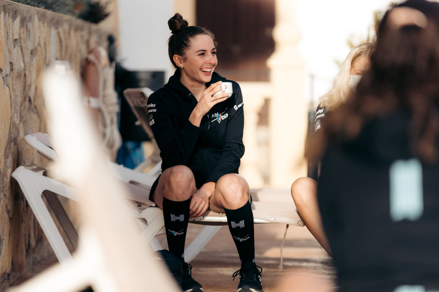 sporter met koffie na afloop van een training met compressiekousen aan