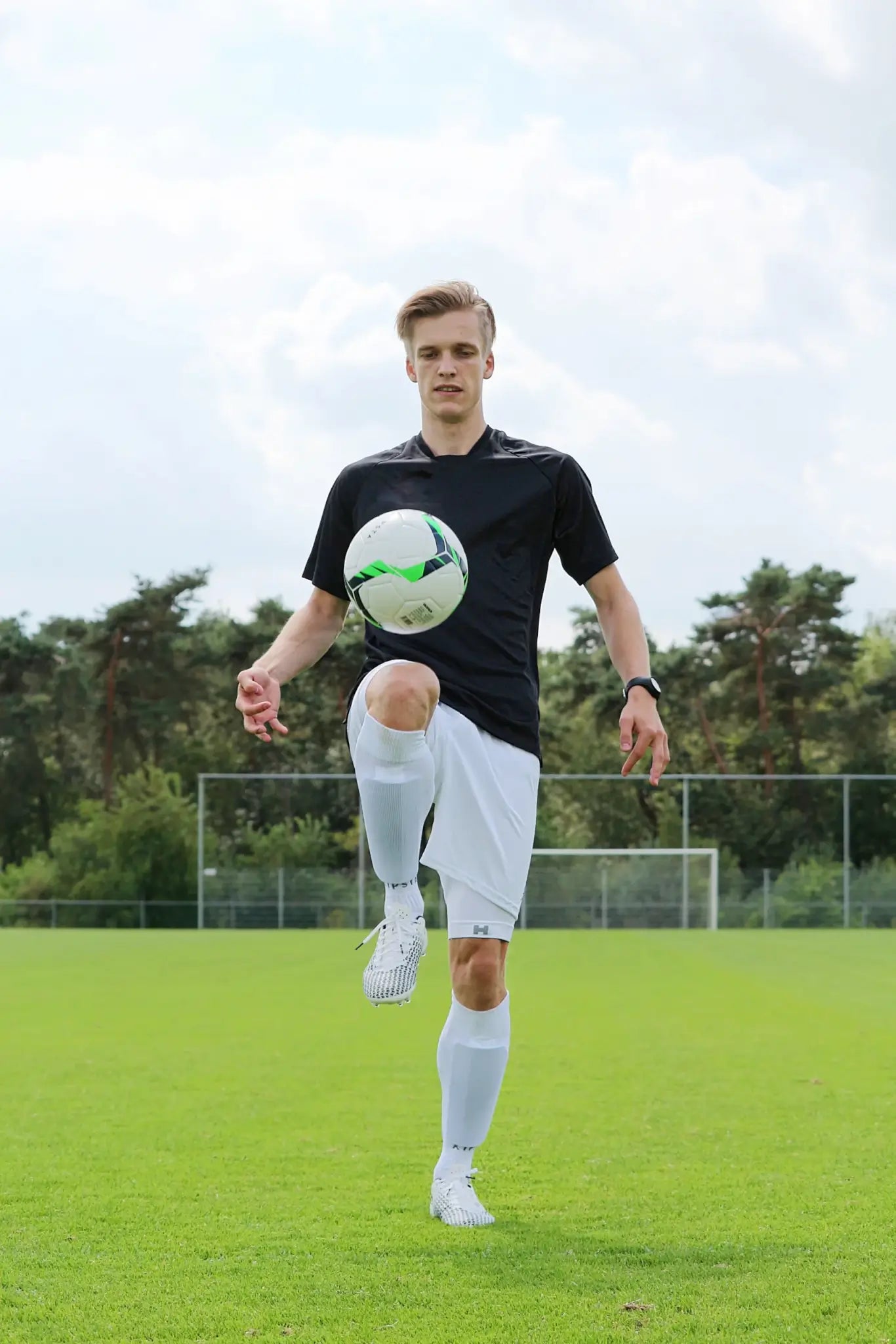 voetballer die bal hooghoudt