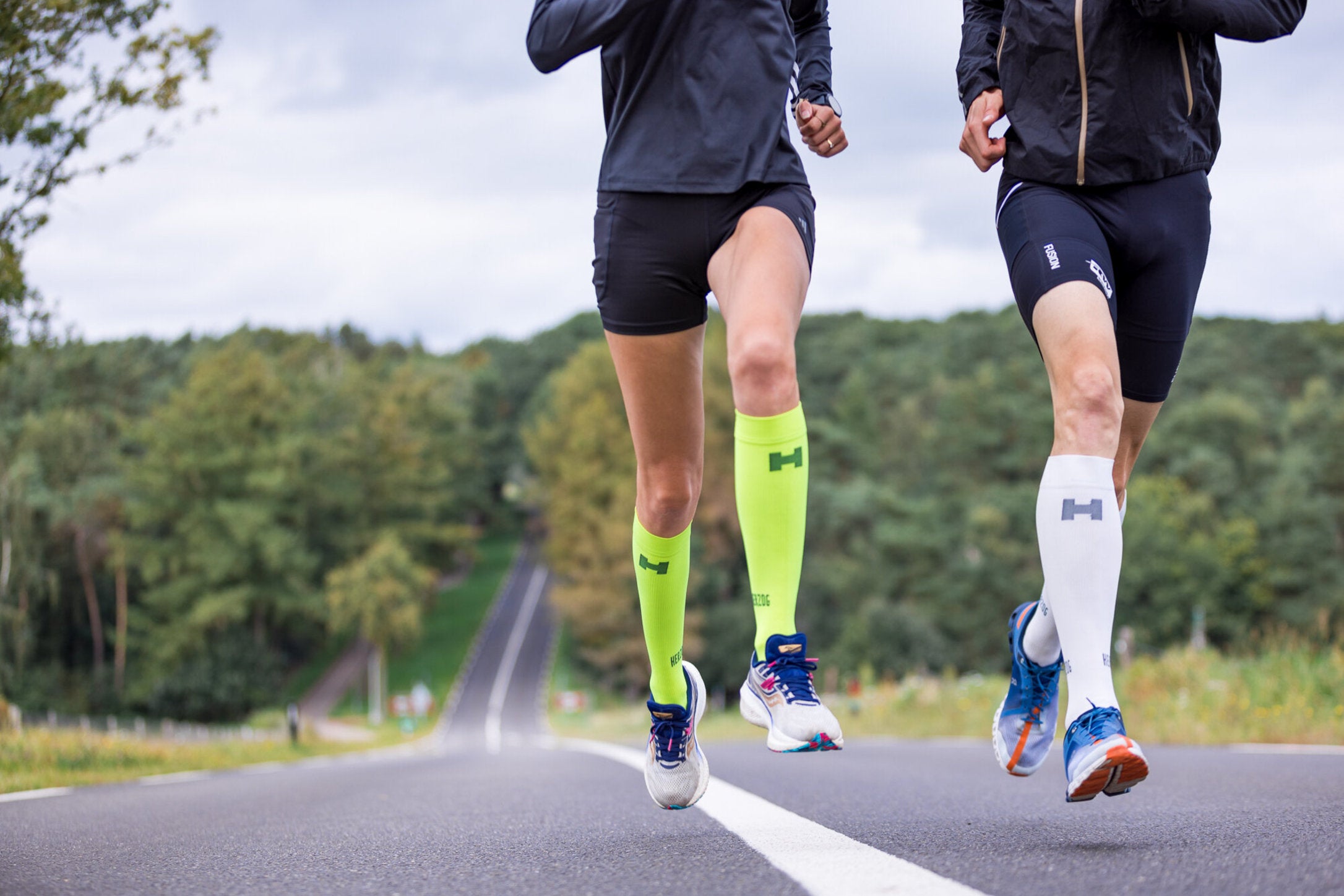 Hardlopers lopen op een heuvel in Nijmegen