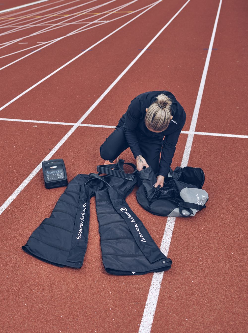 Vrouw op Atletiekbaan met de Compry Recovery