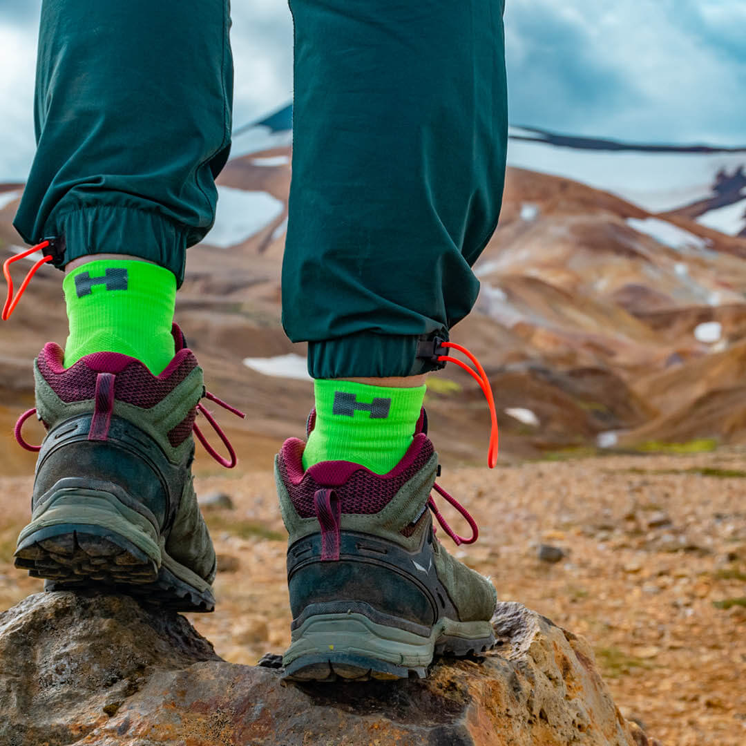 Bergschoenen met de groene compressie enkelsokken.