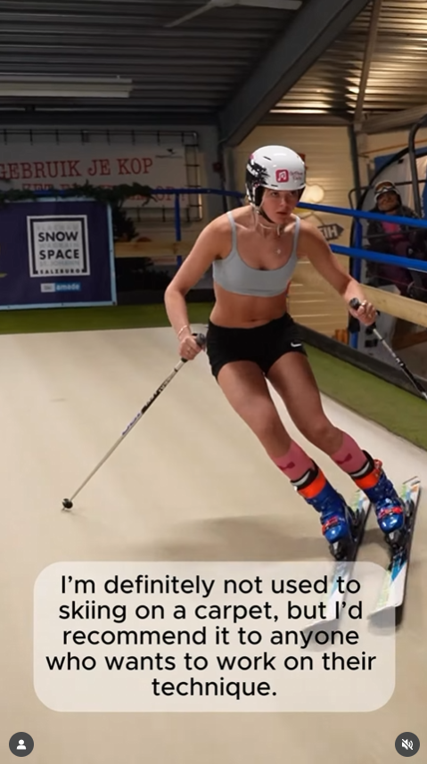 Kiara Derks met de roze Support kousen op piste