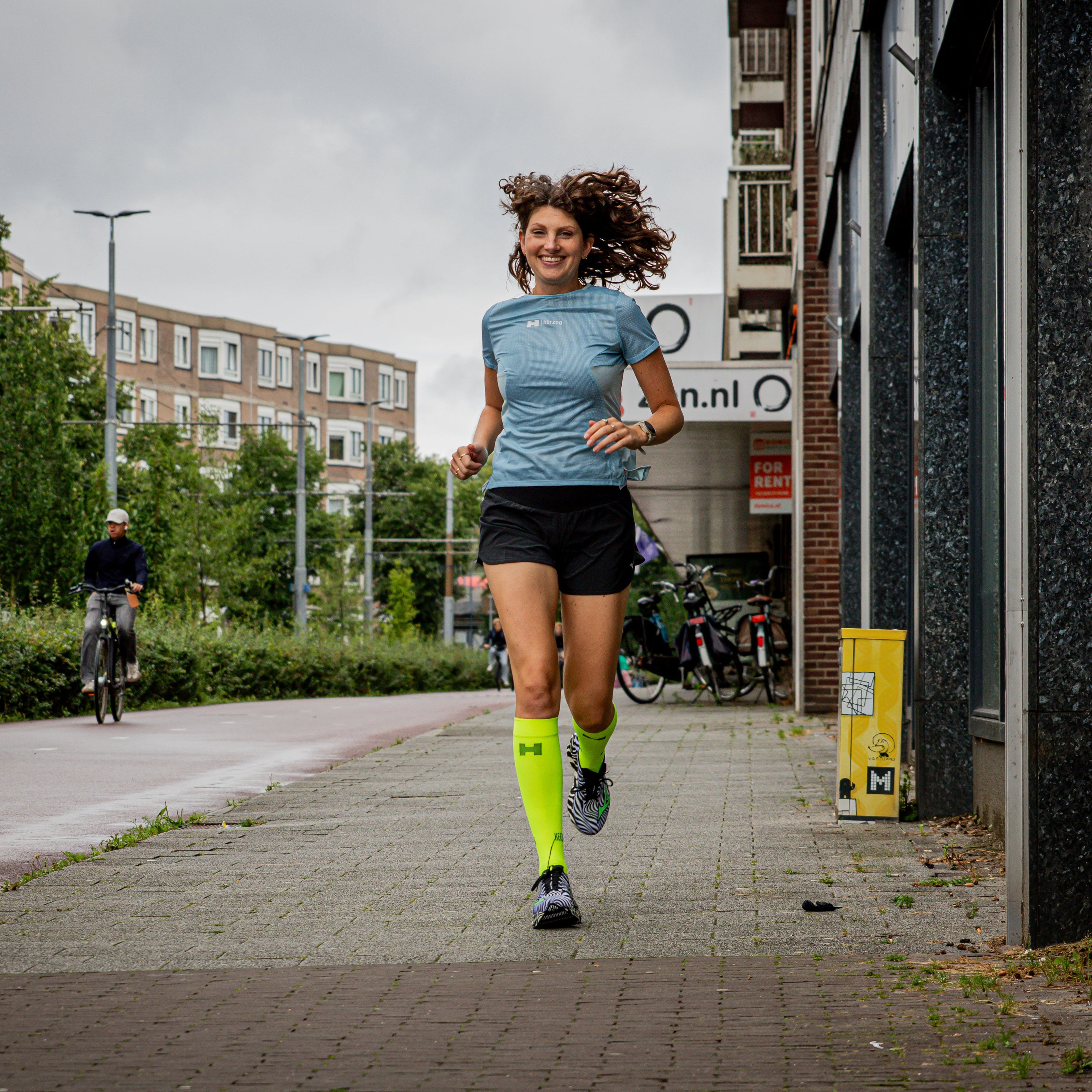 Danique rent over straat