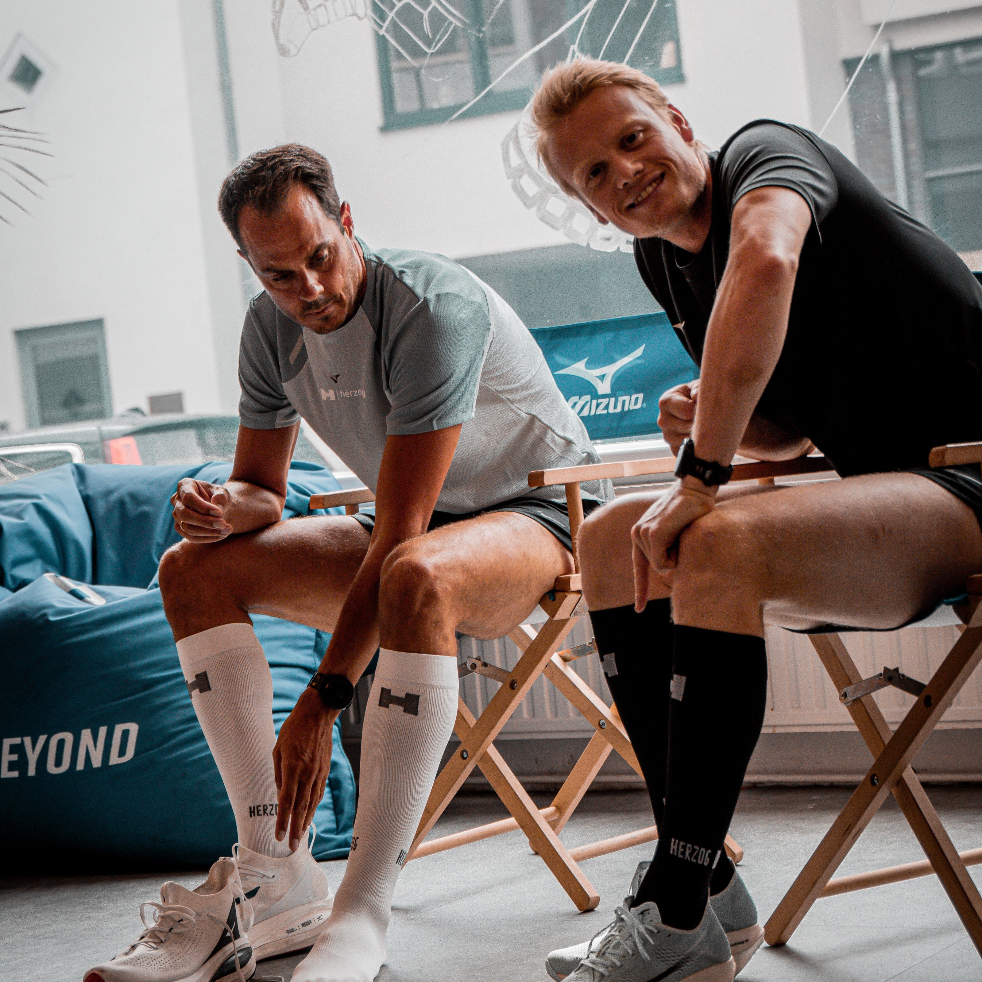 Twee mannen tijdens het schoenen passen