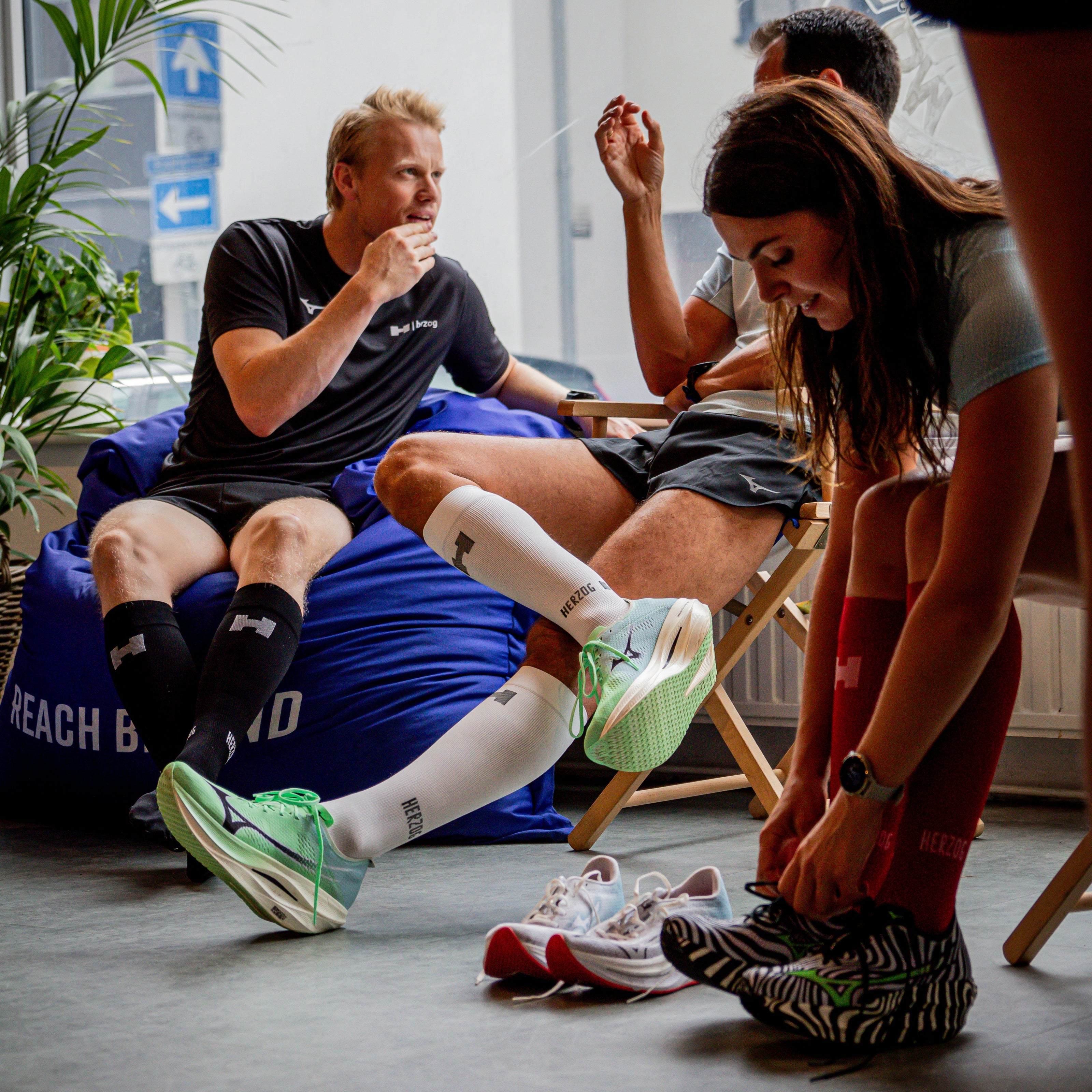Floor strikt haar veters