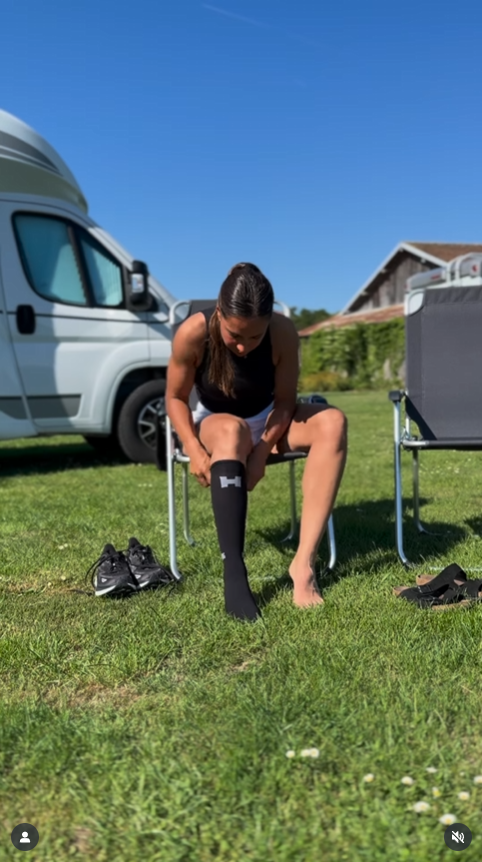 Michele trekt kousen aan voor camper