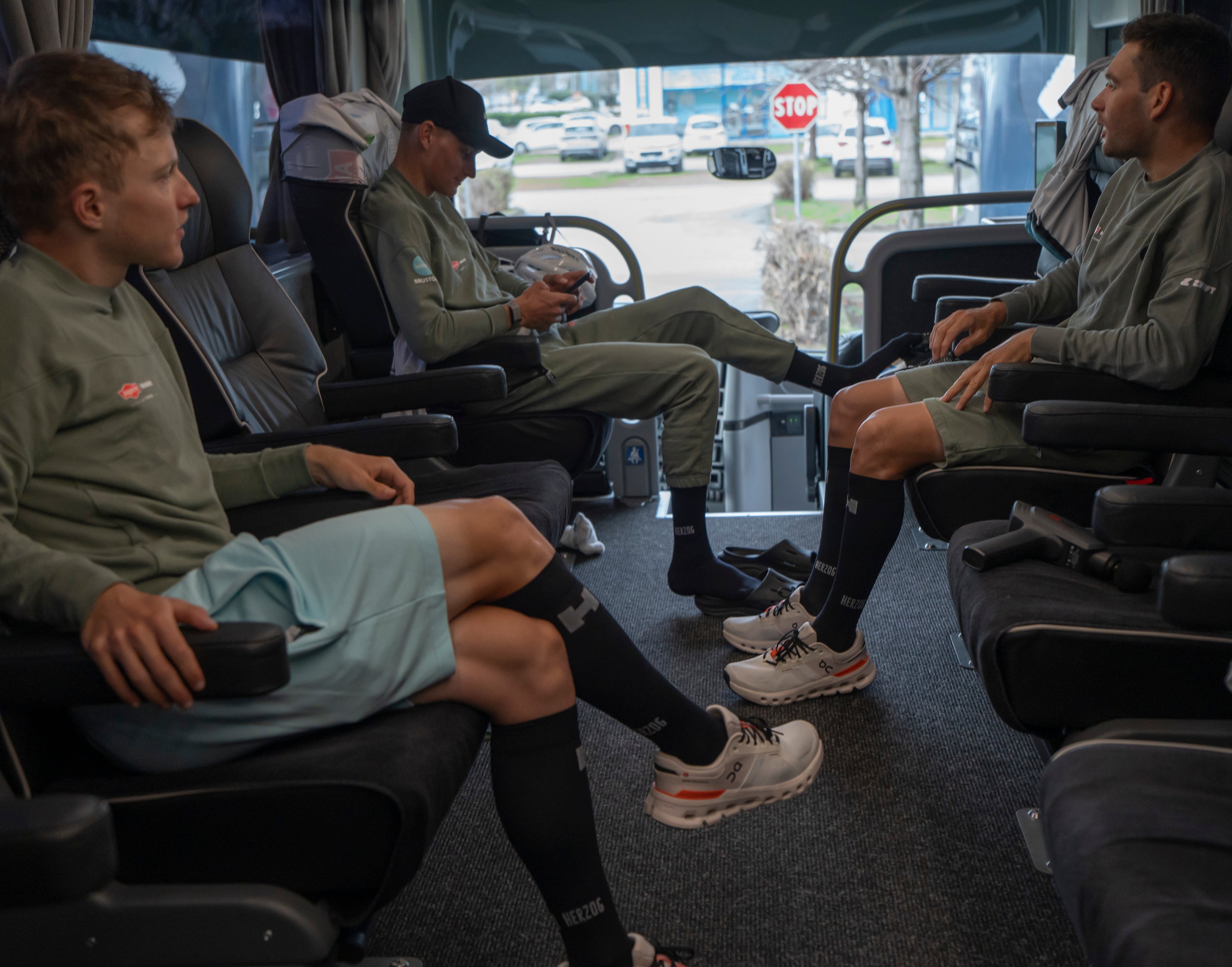 Mathieu van der Poel en teamgenoten in de Herzog PRO Compressiekousen in de bus
