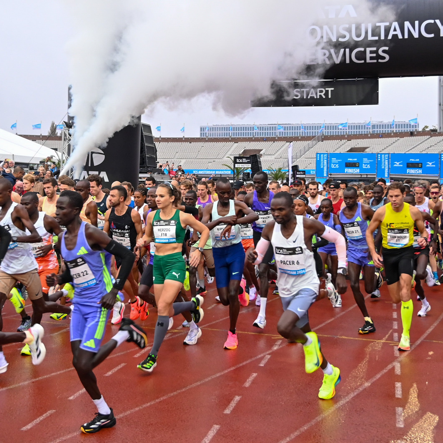 hardlopers aan de start van de amsterdam marathon