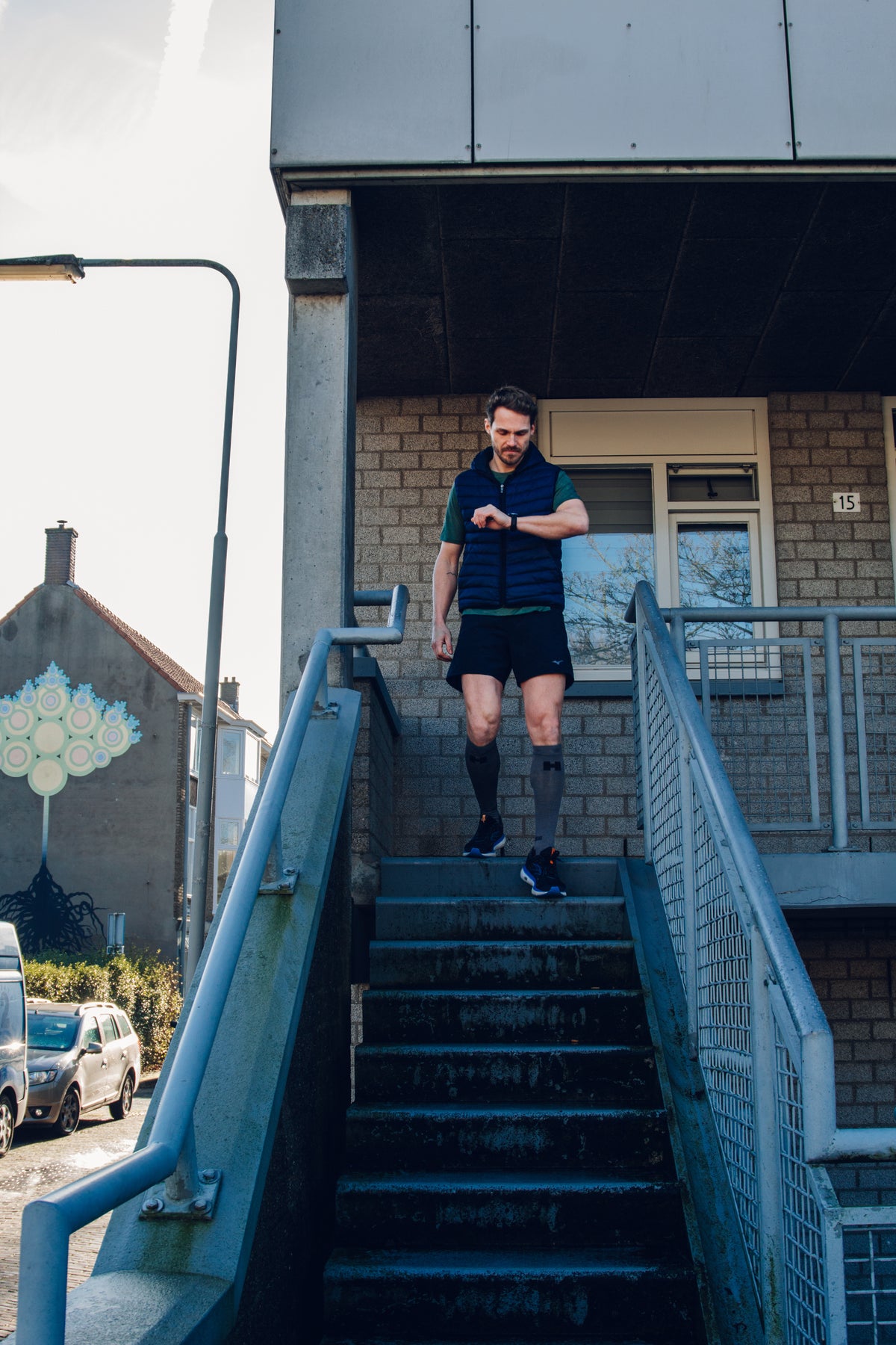 Hardloper kijkt op horloge om te beginnen met lopen