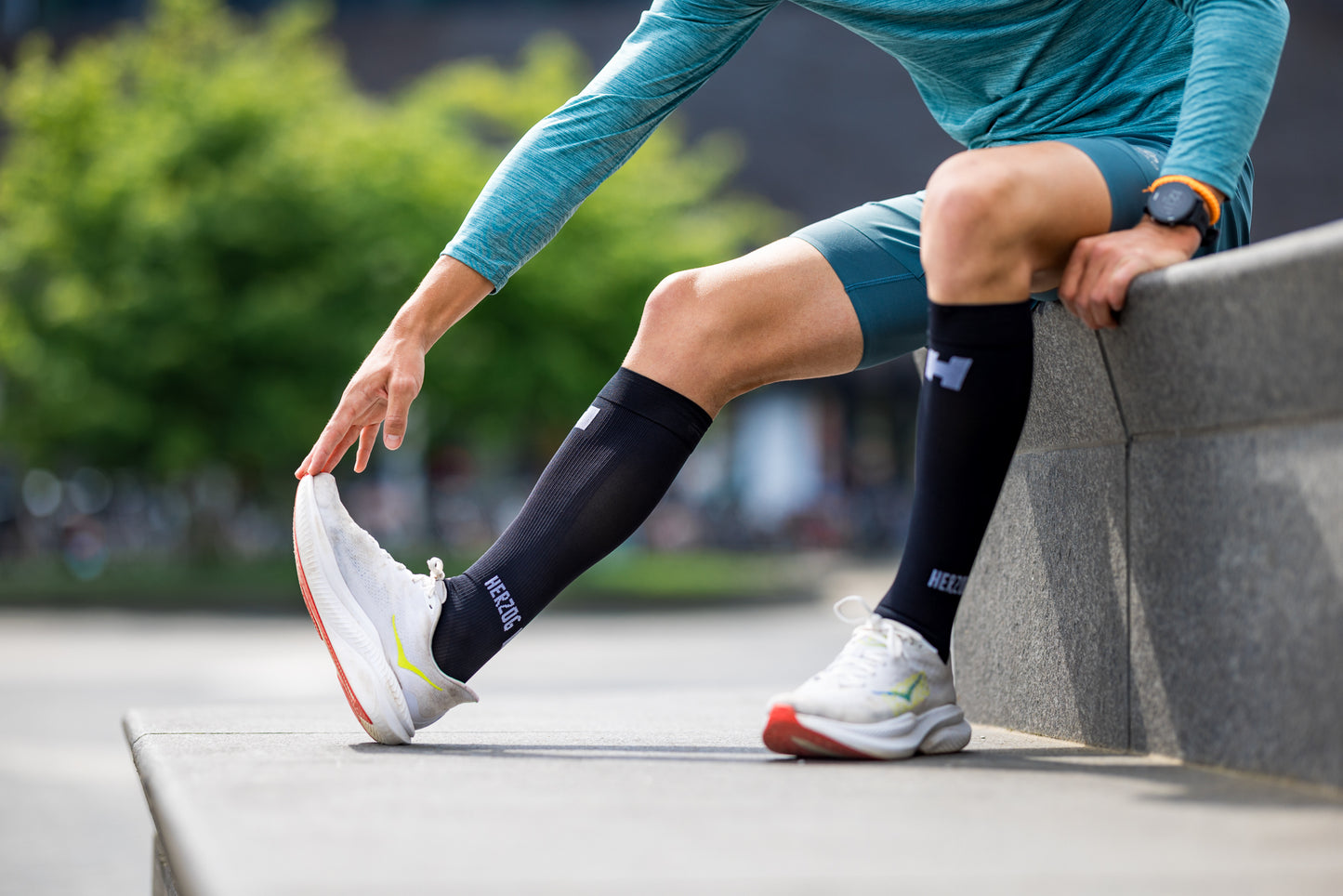 hardloper rekt spieren als warming-up voor het hardlopen 