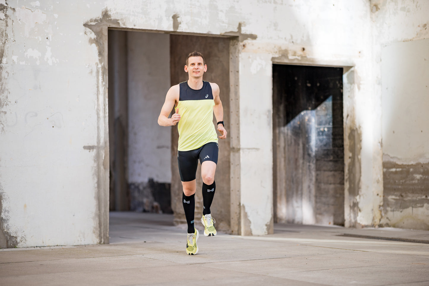 een sporter rent door stedelijk gebied tijdens zijn training voor de marathon
