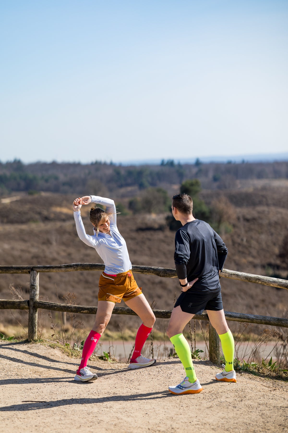 hardlopers doen een warming-up in de duinen