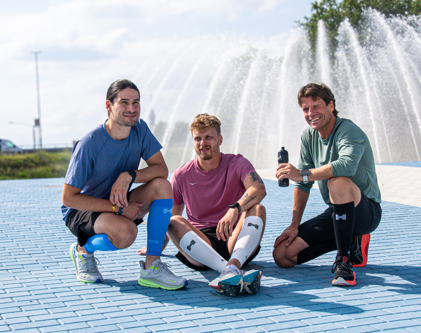 hardlopers na een training bij een fontein