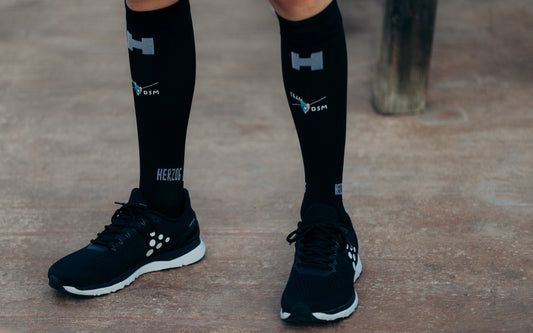 sporter met compressiekousen aan close-up