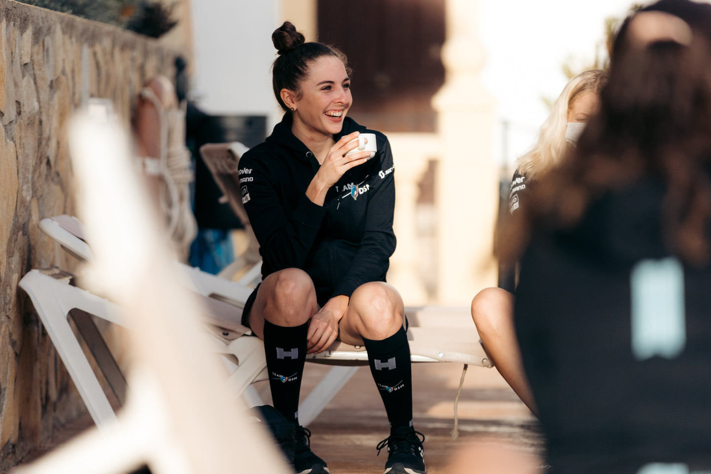 sporter met koffie na afloop van een training met compressiekousen aan