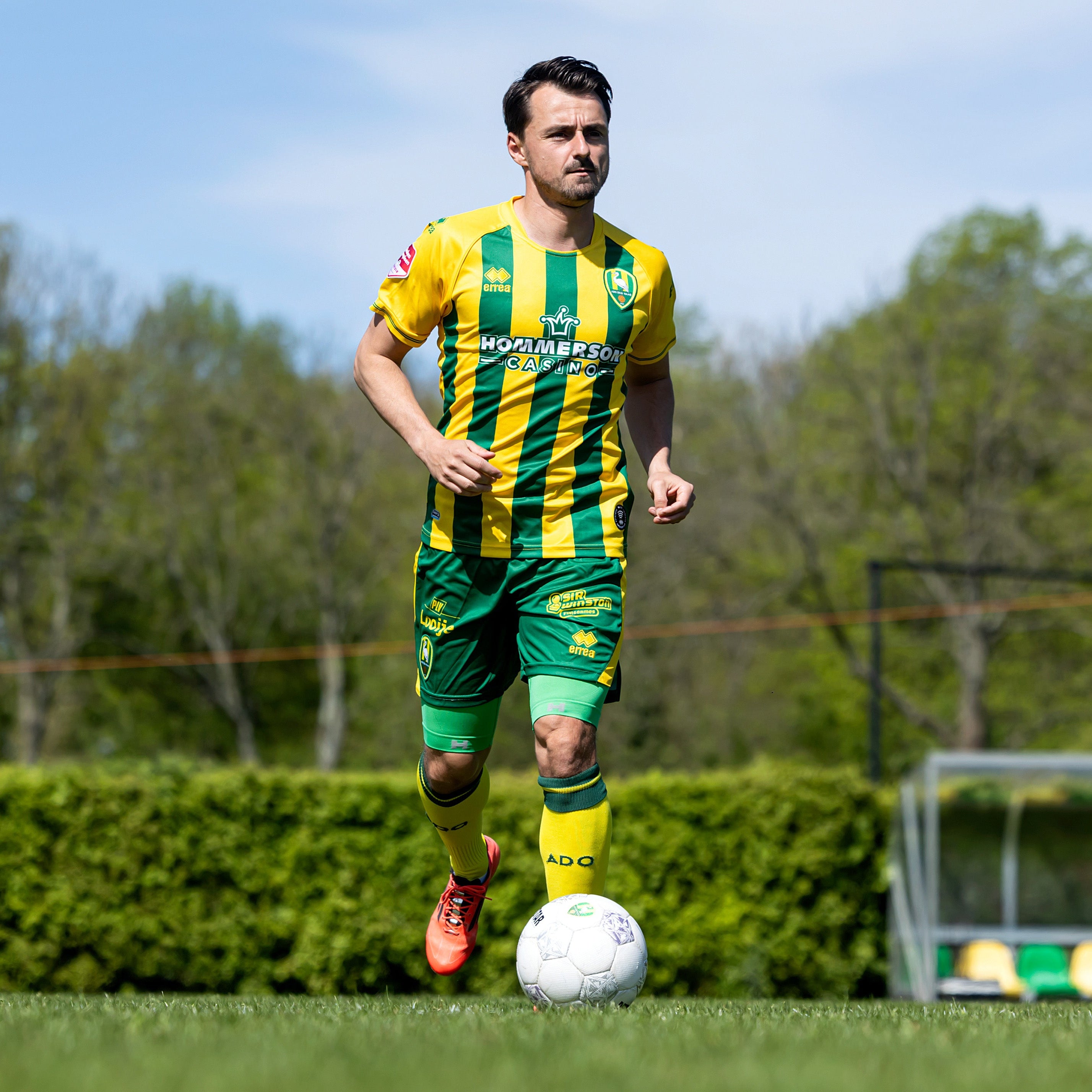 voetballer van ADO Den Haag traint op het voetbalveld